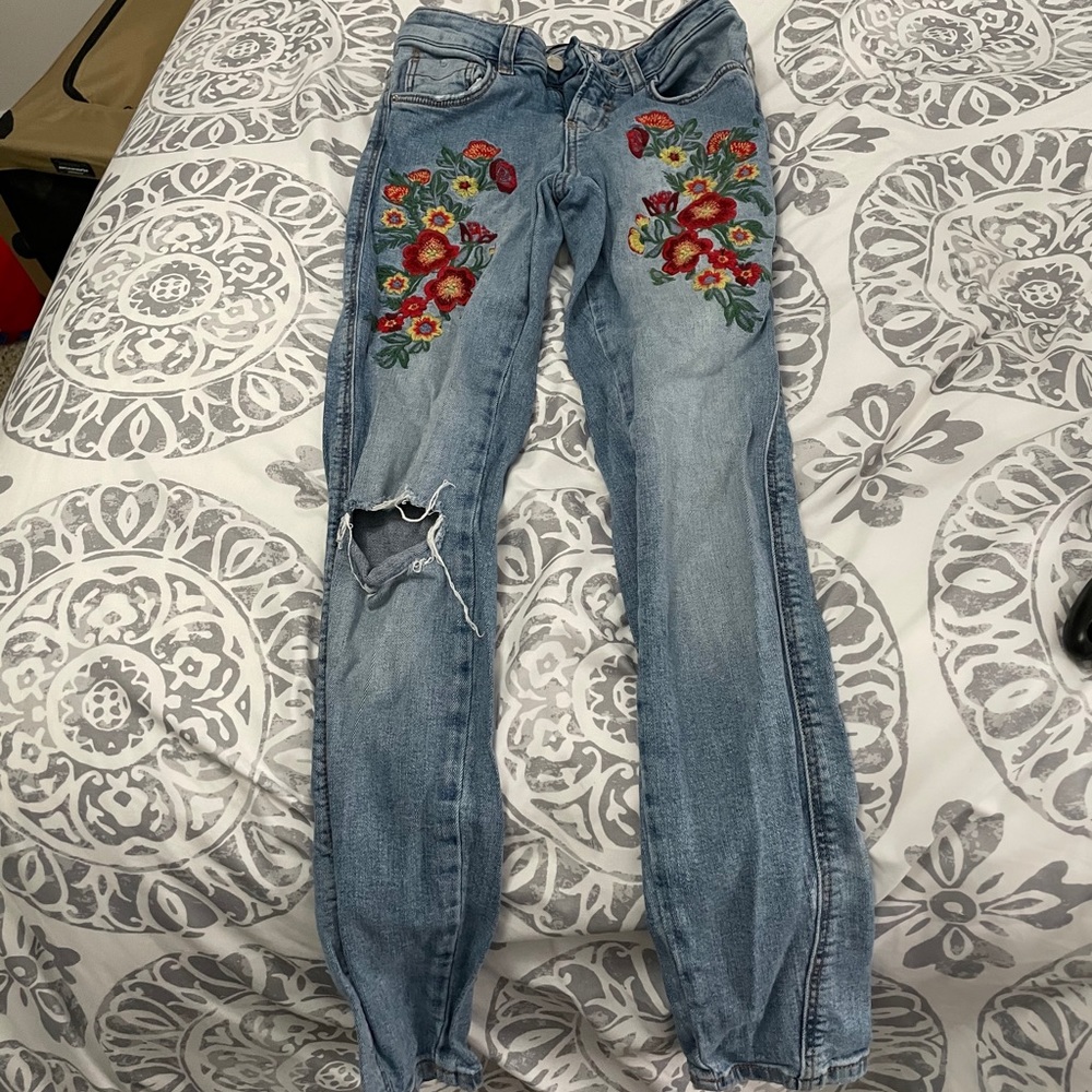 Zara basic light washed jeans w/ floral embroidery
